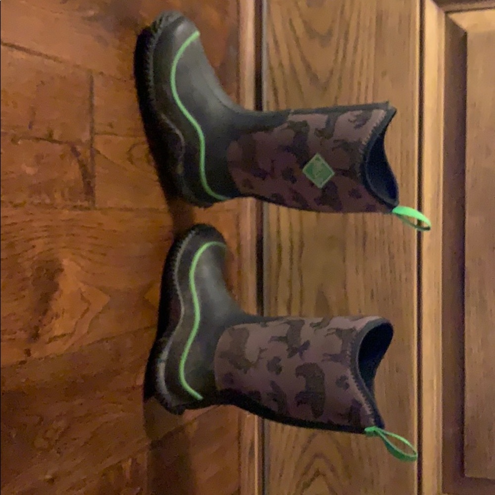Boys Muck Boots. Size 13 little boy